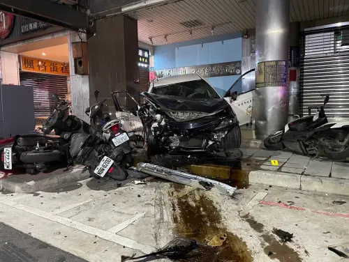 ▲警車遭受撞擊後甩飛至人行道，黃姓警員重傷受困在副駕駛座，緊急送醫搶救仍宣告不治。（圖／翻攝畫面）