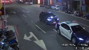 ▲警車、多元計程車當時正在正義北路與龍門路口停等紅燈，突遭對向銀色賓士飆撞，導致1警死亡、5人受傷。（圖／翻攝畫面）