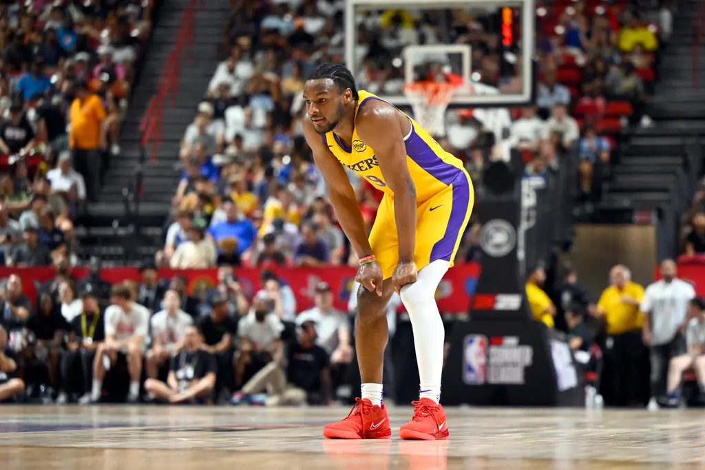 ▲NBA夏季聯賽，洛杉磯湖人以80：99輸給休士頓火箭，「詹皇」LeBron James之子Bronny James今天表現差強人意，14投3中，外線8投0中，只有8分進帳。（圖／美聯社／達志影像）