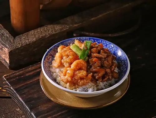 深受消費者喜愛「蝦滷飯」和「經典雞滷飯」也能在萬客什鍋永和中正店吃得到。(圖/萬客什鍋提供) ▲深受消費者喜愛「蝦滷飯」和「經典雞滷飯」也能在萬客什鍋永和中正店吃得到。(圖/萬客什鍋提供)
