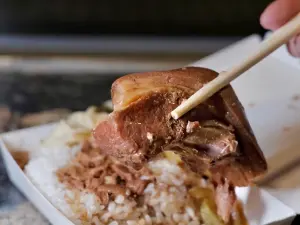 ▲李海魯肉飯的招牌魯肉飯，上頭的滷肉肥嫩又大塊。（圖／記者葉盛耀攝）