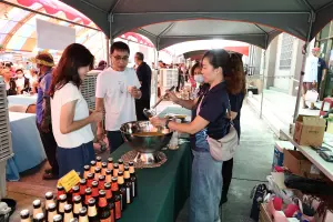 ▲學甲農會專區的產品有「一穀作契」高粱酒、黑豆清蔭油、醬油膏、醬油露、香蔥醬、紅蔥油及產銷履歷青仁黑豆等在地生產在地銷售。（圖／台南市政府提供）