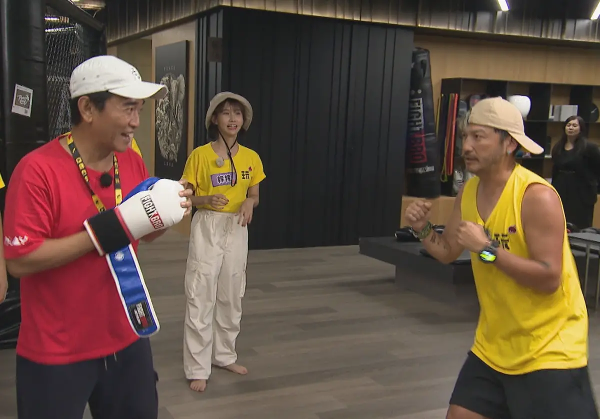 ▲吳宗憲（左）在《綜藝玩很大》一個失手重擊小隊長KID正臉，直接將他打倒在地，眾人全都嚇一大跳。（圖／好看娛樂提供）