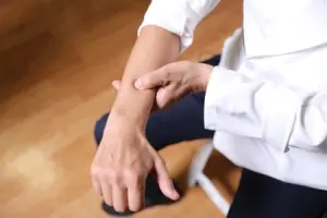 ▲每次用拇指揉按兩側3到5分鐘,有助排便效果。(圖/花蓮慈濟醫院提供) ▲每次用拇指揉按兩側3到5分鐘,有助排便效果。(圖/花蓮慈濟醫院提供)