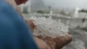 影/玉山14:10下冰雹!氣象署揭酷暑「下冰雹成因」 夢幻美景曝
