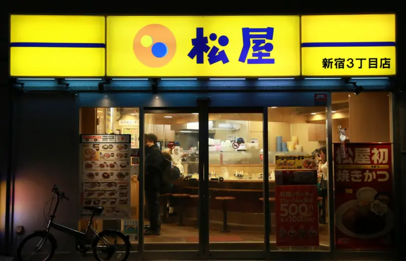 ▲日本知名牛丼連鎖店「松屋」宣布，從本月16日起，部分產品將會調漲價格，且將實施「夜間加成制」，晚間10點到凌晨5點用餐的顧客要加收7％的服務費。（圖／美聯社／達志影像）