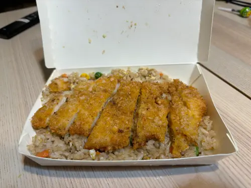 ▲便當 餐盒 雞排炒飯。（圖／記者徐銘穗攝）