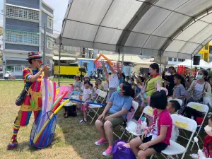 ▲毒防局現場規劃投籃、擲骰子、套圈圈、九宮格對對樂及氣球急急棒等趣味互動防毒闖關遊戲。(圖/高市府毒防局提供) ▲毒防局現場規劃投籃、擲骰子、套圈圈、九宮格對對樂及氣球急急棒等趣味互動防毒闖關遊戲。(圖/高市府毒防局提供)