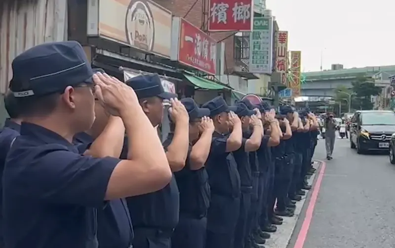 ▲賓士男毒駕撞死三重警員，厚德派出所長率領該所同仁向殉職員警靈車致。（圖／翻攝畫面）