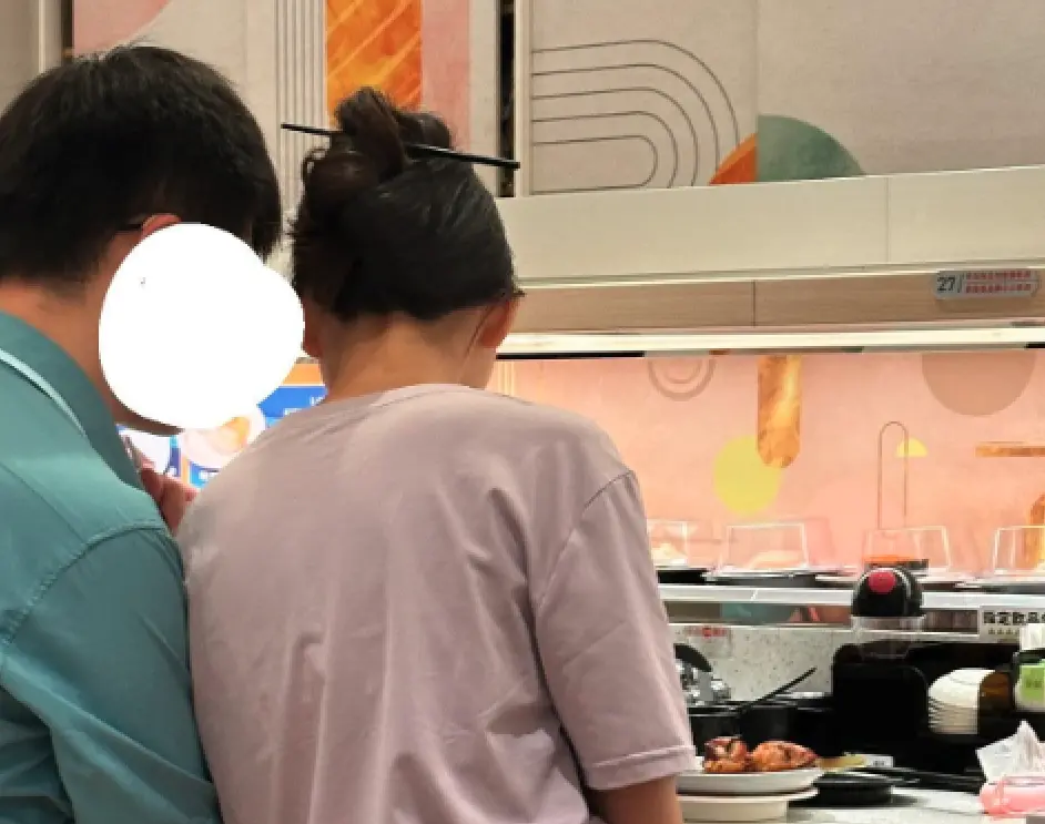 ▲一名網友指出，她在知名連鎖迴轉壽司店用餐時，竟目睹隔壁桌女客人將店內筷子「當髮簪」盤髮，超噁畫面曝光立即引起熱議。（圖／翻攝自Threads）