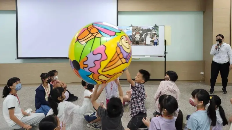 ▲暑期育樂營透過故事和遊戲互動的方式讓小孩歡樂學客語。（圖／高市府客委會提供）