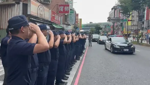 13日下午,三重警黃瑋震殉職,車隊載著遺體繞行至派出所,同仁於馬路上列隊敬禮,高喊「任務結束,一路好走」。(圖/翻攝畫面) ▲13日下午,三重警黃瑋震殉職,車隊載著遺體繞行至派出所,同仁於馬路上列隊敬禮,高喊「任務結束,一路好走」。(圖/翻攝畫面)