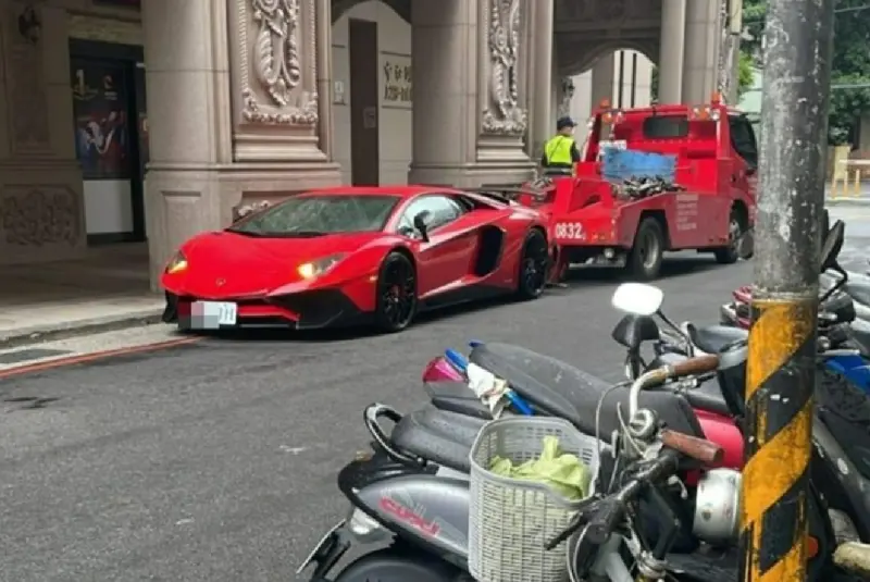 ▲新北市中和區一台藍寶堅尼（Lamborghini、俗稱大牛）因違停遭拖吊，被網友認出車主竟是「全台最有錢YTR」、「超派人生」網紅超哥。（圖／爆廢1公社）