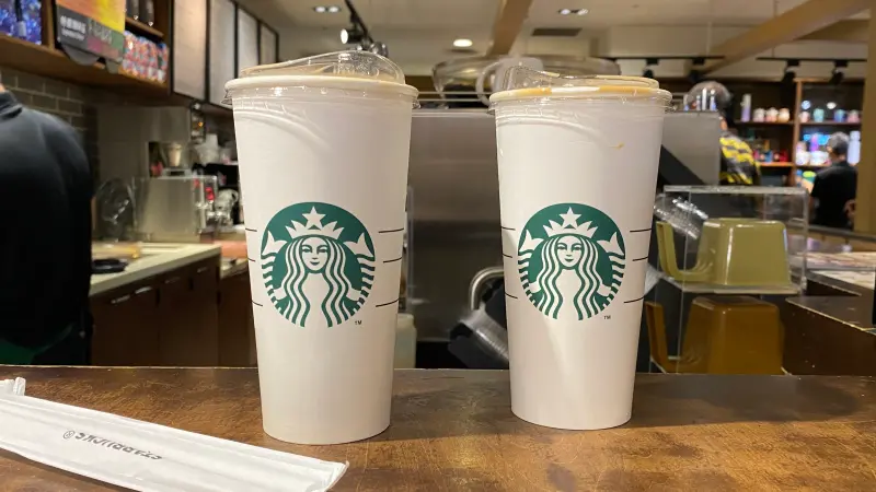 ▲天氣熱爆!咖啡、手搖飲料消暑優惠一次整理,星巴克「買一送一」外送7月最新優惠,迷客夏「買2送1」、冰品+飲品「現折10元」,初韻新鮮水果加優酪乳打成冰沙的「多肉優格奶昔」也買一送一。(圖/記者蕭涵云攝)