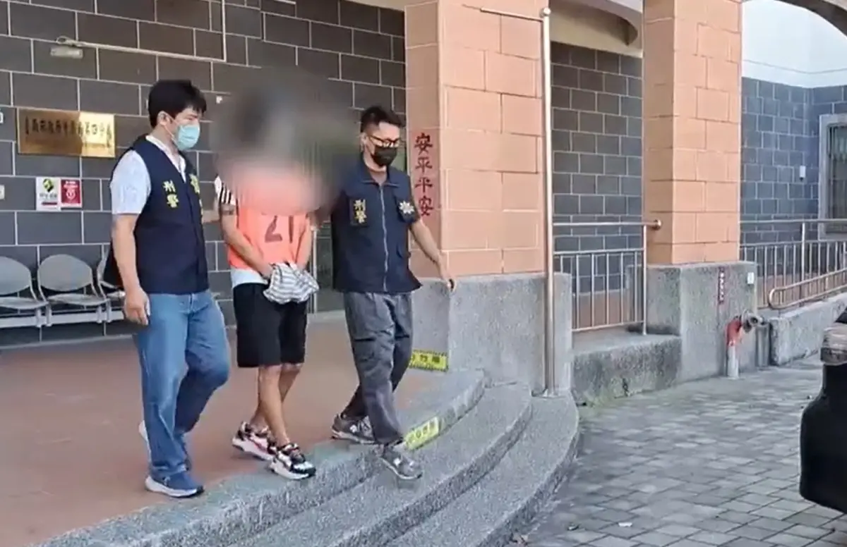 ▲13日晚間，台南安平區慶平路某民宅，驚傳槍擊案件，郭姓男子涉嫌持改造手槍，朝民宅前開1槍，子彈貫穿大門打入天花板，所幸無人受傷。（圖／翻攝畫面）