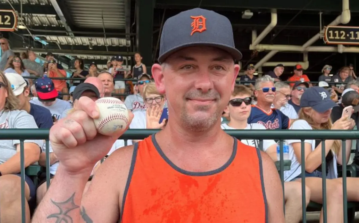 ▲大谷翔平200轟球大方還給本人，球迷Eric平時是工人，而他收到父親節禮物，就是來看球賽，結果意外拿到大谷開轟球。（圖／中日新聞）