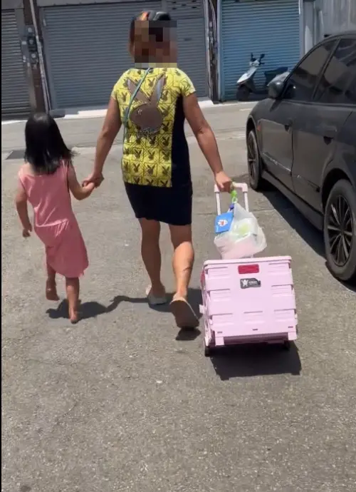 ▲雖女童頻頻哭喊,但仍被婦人強拉走上柏油路面。(圖/翻攝畫面) ▲雖女童頻頻哭喊,但仍被婦人強拉走上柏油路面。(圖/翻攝畫面)