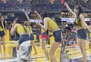 ▲邊荷律在涼水祭上,無情地朝自己潑了一勺水。(圖/翻攝自IG) ▲邊荷律在涼水祭上,無情地朝自己潑了一勺水。(圖/翻攝自IG)