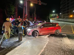 吸毒後上路!基隆毒蟲開車自撞石墩 下秒竟猛踩油門釀燒胎起火