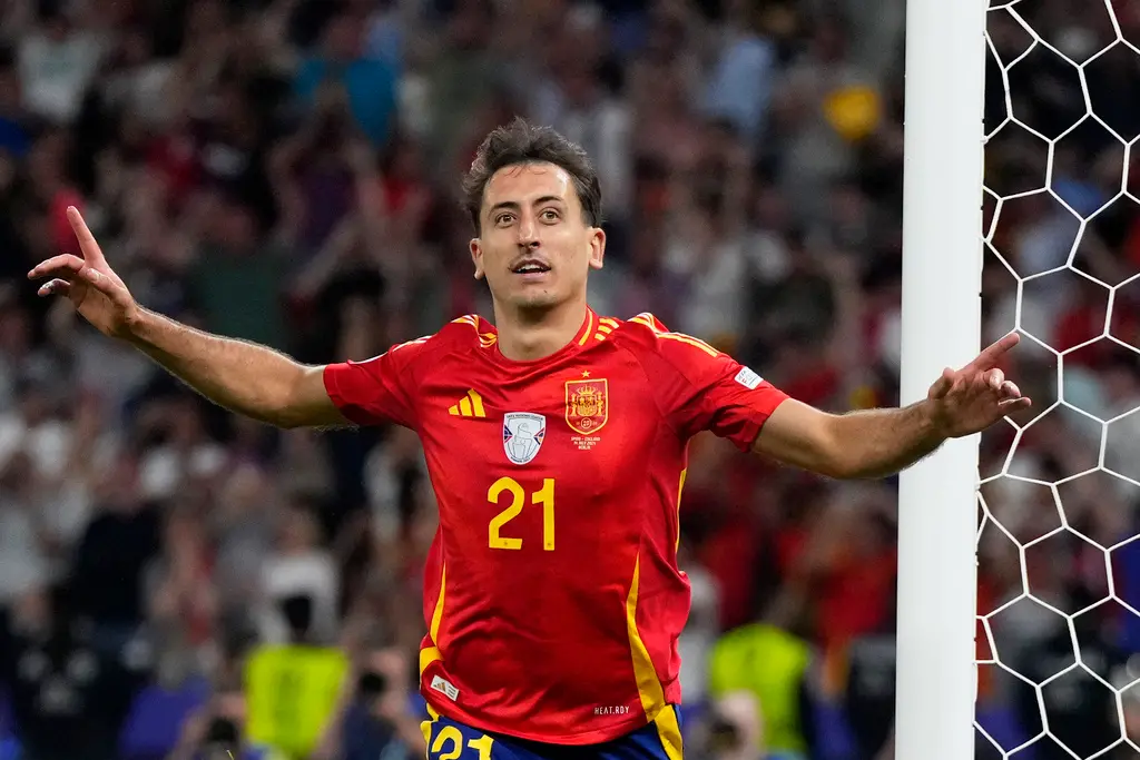 ▲足球強權西班牙在今（14）日歐國盃決賽，靠著替補上場的Mikel Oyarzabal在第86分鐘的進球，終場以2:1擊敗英格蘭，繼2012年後，相隔12年再度捧起歐國盃冠軍，西班牙在本次賽會從小組賽開始豪取7連勝，16強4:1輕取喬治亞，8強開始西班牙連續淘汰德國、法國，最終擊敗英格蘭奪冠。西班牙此次歐國盃冠軍含金量可說是非常高。（圖／美聯社／達志影像）