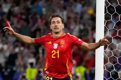 足球強權西班牙在今(14)日歐國盃決賽,靠著替補上場的Mikel Oyarzabal在第86分鐘的進球,終場以2:1擊敗英格蘭,繼2012年後,相隔12年再度捧起歐國盃冠軍,西班牙在本次賽會從小組賽開始豪取7連勝,16強4:1輕取喬治亞,8強開始西班牙連續淘汰德國、法國,最終擊敗英格蘭奪冠。西班牙此次歐國盃冠軍含金量可說是非常高。 ▲足球強權西班牙在今(14)日歐國盃決賽,靠著替補上場的Mikel Oyarzabal在第86分鐘的進球,終場以2:1擊敗英格蘭,繼2012年後,相隔12年再度捧起歐國盃冠軍,西班牙在本次賽會從小組賽開始豪取7連勝,16強4:1輕取喬治亞,8強開始西班牙連續淘汰德國、法國,最終擊敗英格蘭奪冠。西班牙此次歐國盃冠軍含金量可說是非常高。(圖/美聯社/達志影像)