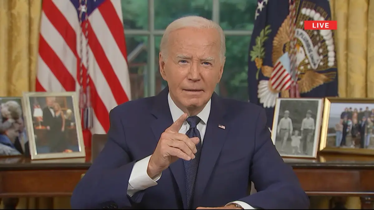 ▲針對川普造勢遭暗殺未遂，美國總統拜登14日晚間罕見從白宮橢圓形辦公室發表全國演說。（圖／擷取自美聯社直播）