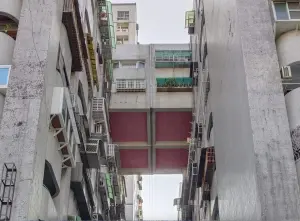不是違建!高雄天橋屋「兩大樓夾擊」懸空11樓 風水師3理由勸搬