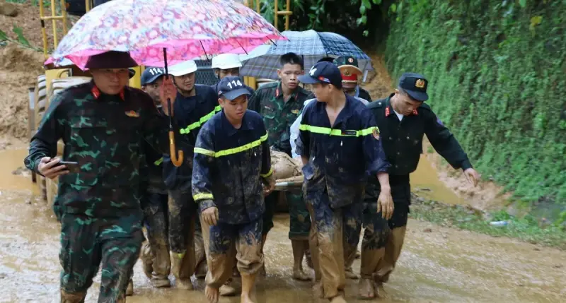 ▲越南北方發生一起駭人聽聞的土石流山崩事件，造成路過車輛瞬間遭活埋，11人當場死亡。（圖／翻攝自新華社）