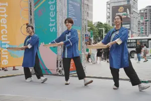 「Young Young」都來玩街頭!板橋府後廣場吹起異國風