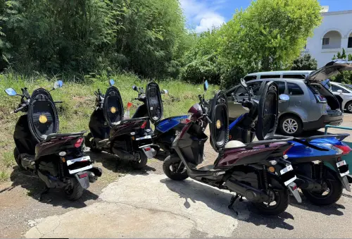 ▲有網友指出，夏季時在離島租車遊玩，若未事先降溫直接騎乘機車，恐因座墊過熱造成不適，類似情況在澎湖、綠島等離島也相當常見。（圖／翻攝自臉書社團「路上觀察學院」）