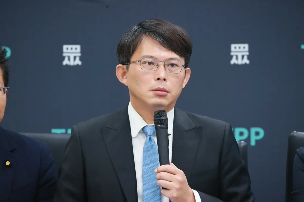 ▲民眾黨立院黨團總召黃國昌因不滿新住民法被抹紅，揚言下午朝野協商不會出席。（圖／民眾黨團提供）