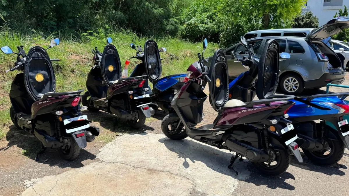 ▲一名網友到離島旅遊，目擊當地整排機車「坐墊掀起」，畫面十分有趣，許多曾到澎湖、綠島、小琉球玩的網友也曾看到同樣場景。（圖／翻攝自臉書社團「路上觀察學院」）