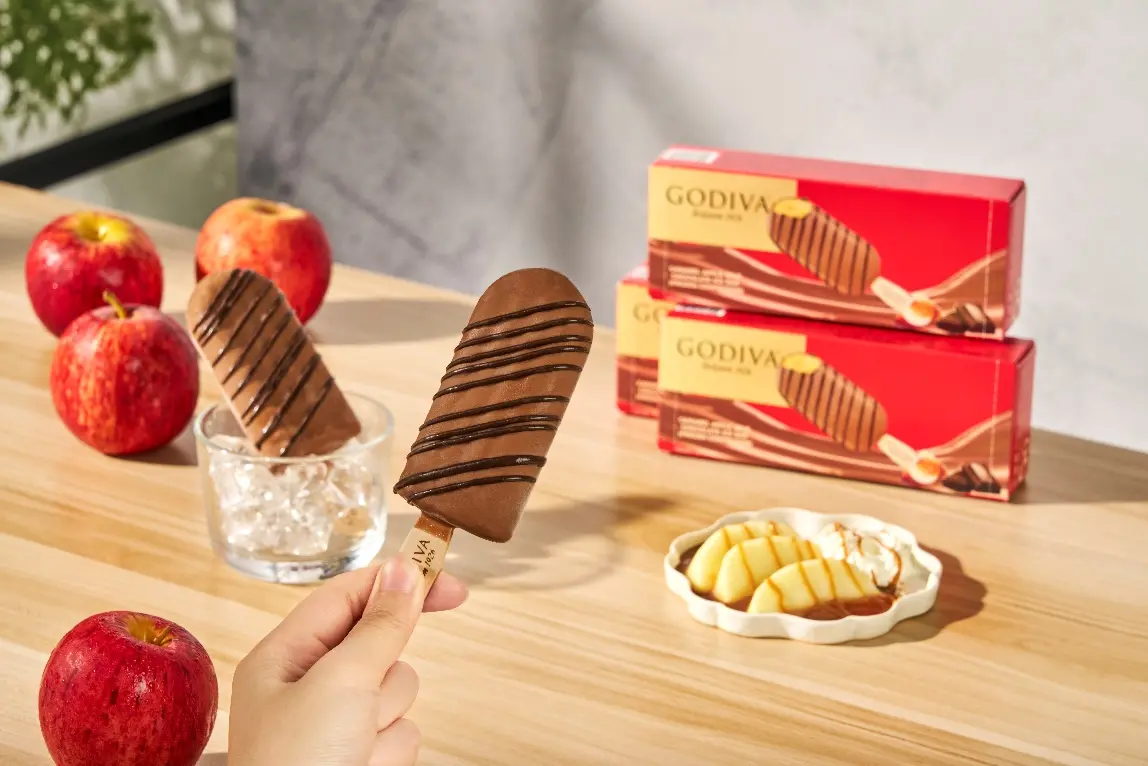 ▲暑假鎖定全新冰品進駐超商消暑優惠！GODIVA在7-11祭出焦糖蘋果牛奶巧克力雪糕2件79折、第二件6折；北歐POLS保羅熊冰淇淋，在全家推出日本進口脆皮雪糕「單支59元」好康一次整理。（圖／GODIVA提供）