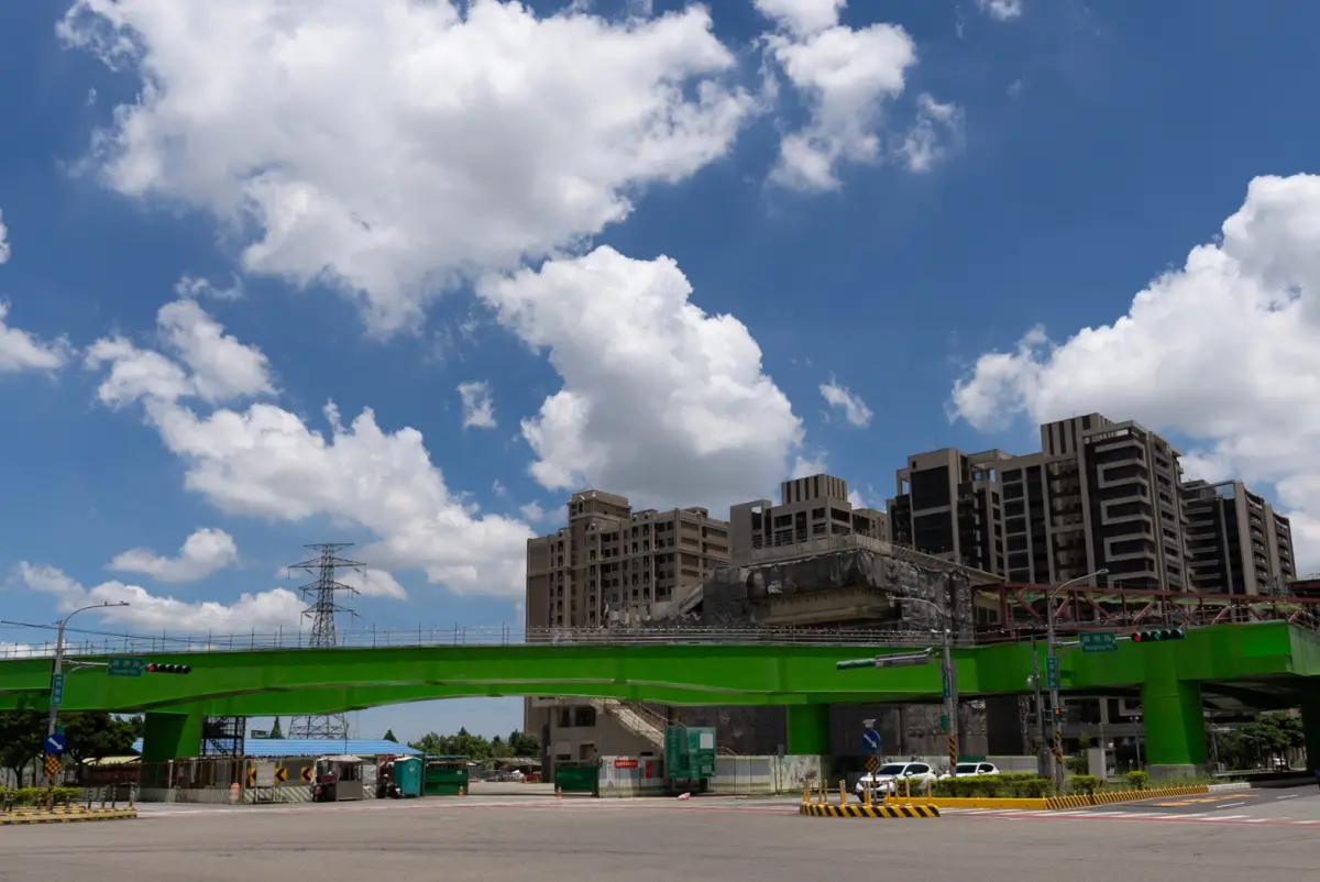 快訊／桃園女駕駛暴衝墜落捷運工地 下墜8米多