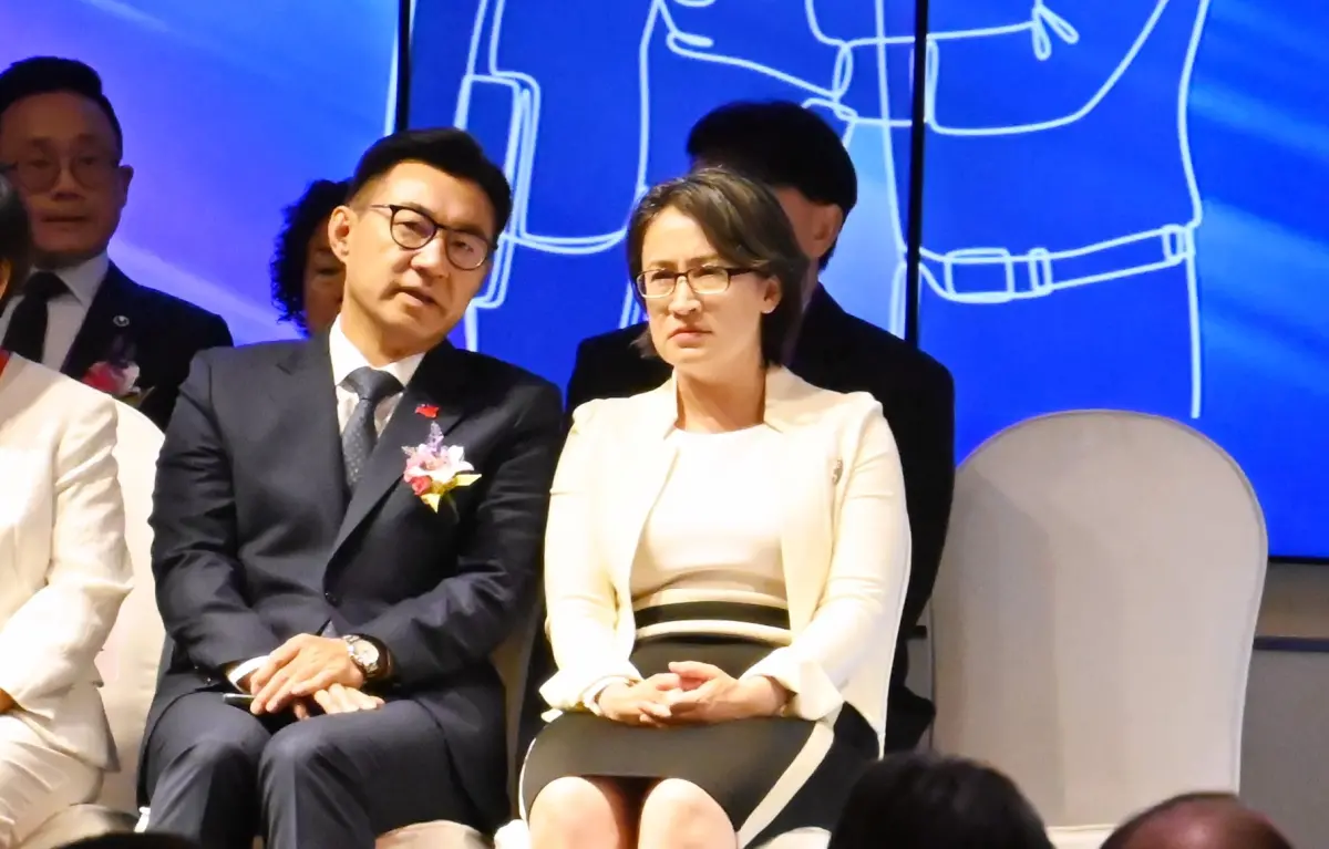 ▲立法院副院長江啟臣與副總統蕭美琴在台上貴賓席討論川普槍擊事件，表情嚴肅。（圖／記者顏幸如攝，2024.07.15）