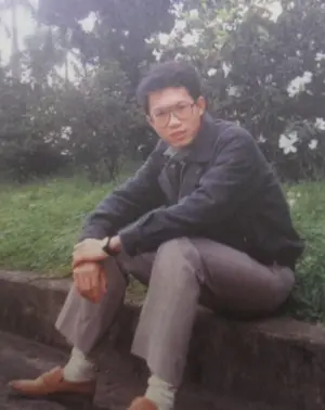 鄭文燦年輕時的照片,他自稱像盧廣仲。(圖/翻攝《鄭文燦模式:超越對立.翻轉桃園》) ▲鄭文燦年輕時的照片,他自稱像盧廣仲。(圖/翻攝《鄭文燦模式:超越對立.翻轉桃園》)
