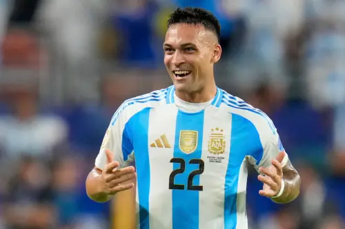 阿根廷靠著Lautaro Martinez在延長賽的進球,終場1:0擊敗哥倫比亞,完成美洲盃二連霸,阿根廷球星梅西(Lionel Messi)奪得生涯第45冠。 ▲阿根廷靠著Lautaro Martinez在延長賽的進球,終場1:0擊敗哥倫比亞,完成美洲盃二連霸,阿根廷球星梅西(Lionel Messi)奪得生涯第45冠。(圖/美聯社/達志影像)