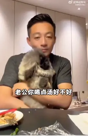 ▲▼汪小菲直播中放閃愛妻Mandy。(圖/微博) ▲▼汪小菲直播中放閃愛妻Mandy。(圖/微博)
