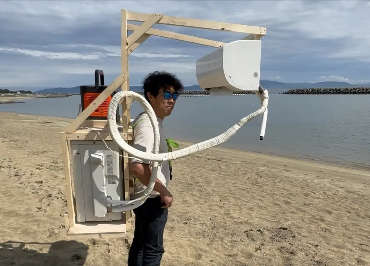 ▲日本一名YouTuber「杏仁さん」，竟將變頻冷氣背到戶外，包含室內機、室外機全扛在身上，超狂畫面讓台灣網友全看傻。（圖／翻攝自X）