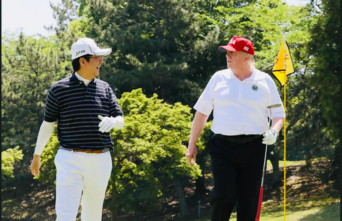 ▲矢板明夫表示，川普受槍傷的畫面令他想起兩年前遇刺身亡的日本前首相安倍晉三，也曝光兩位元首間的暖心趣事。（圖／矢板明夫俱樂部臉書）