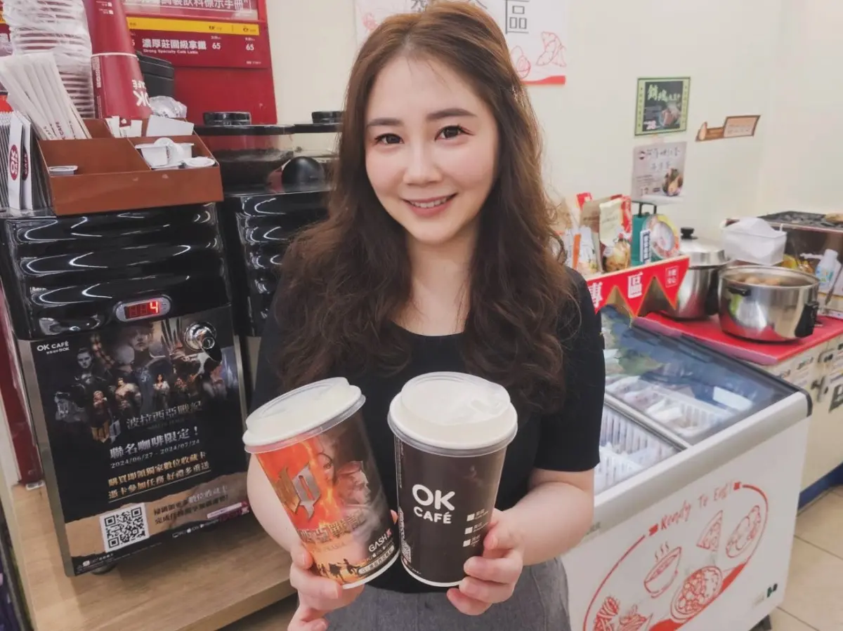 ▲OKmart和熱門遊戲《波拉西亞戰記》聯名推出咖啡杯，免費送虛寶。（圖／業者提供）