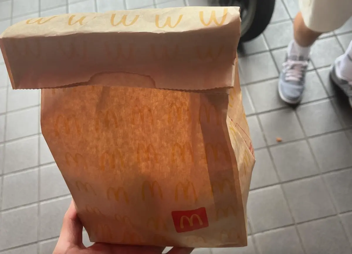 ▲一名網友到麥當勞櫃檯前，經典重現整段「麥克瘋」歌曲，唱歌飆舞後還真的免費獲得一個大麥克漢堡。（圖／翻攝自Threads）