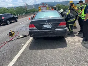 國6驚傳車禍！轎車行經東向5.1K處失控自撞　駕駛一度受困送醫亡
