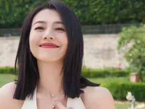 人妻高圓圓夏日大解放!深V洋裝上街前後看光光 火辣曲線藏不住