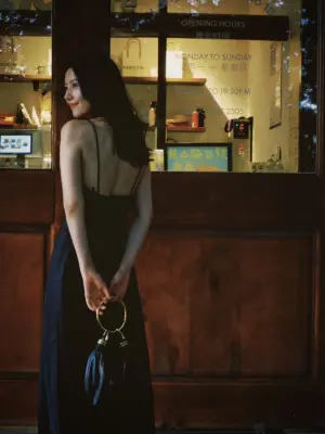 ▲高圓圓秀出白皙美背,解放火辣身材。(圖/高圓圓微博) ▲高圓圓秀出白皙美背,解放火辣身材。(圖/高圓圓微博)