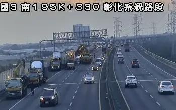 ▲國道3號南下195.2K處、彰化路段，今（15）日下午再傳嚴重車禍，目前2名命危民眾均已送往醫院。（圖／翻攝畫面）