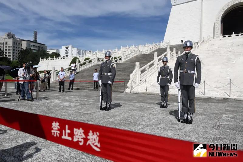 ▲中正紀念堂國軍儀隊禮兵巡查及訓練展示移到民主大道實施。（圖／記者陳明安攝）