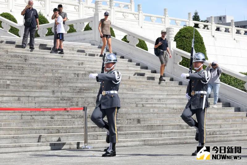 ▲中正紀念堂國軍儀隊禮兵巡查及訓練展示將移到民主大道實施。（圖／記者陳明安攝）