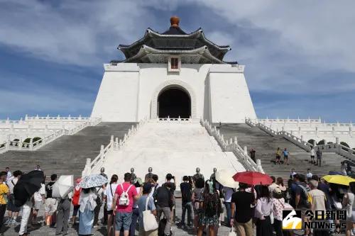 ▲中正紀念堂國軍儀隊禮兵巡查及訓練展示將移到民主大道實施，吸引民眾駐足圍觀。（圖／記者陳明安攝）