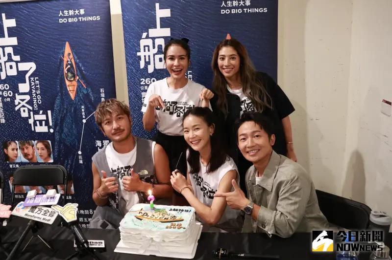 ▲鍾瑶(中)即將迎來生日,班底們一起為她慶生。(圖/記者吳翊緁拍攝)